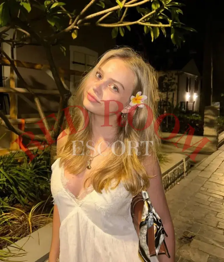 Эскортница Меделина - грудь 2, рост 165 см, вес 50 кг, цвет волос Блондинки